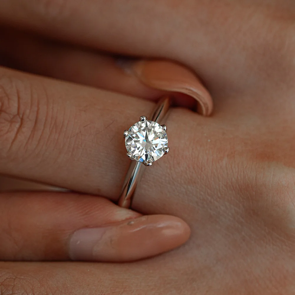 

Classic Six Prong S925 Silver Light Luxury Moissanite Engagement Ring Unique Fashion Charm Perfect for Wedding and Proposal