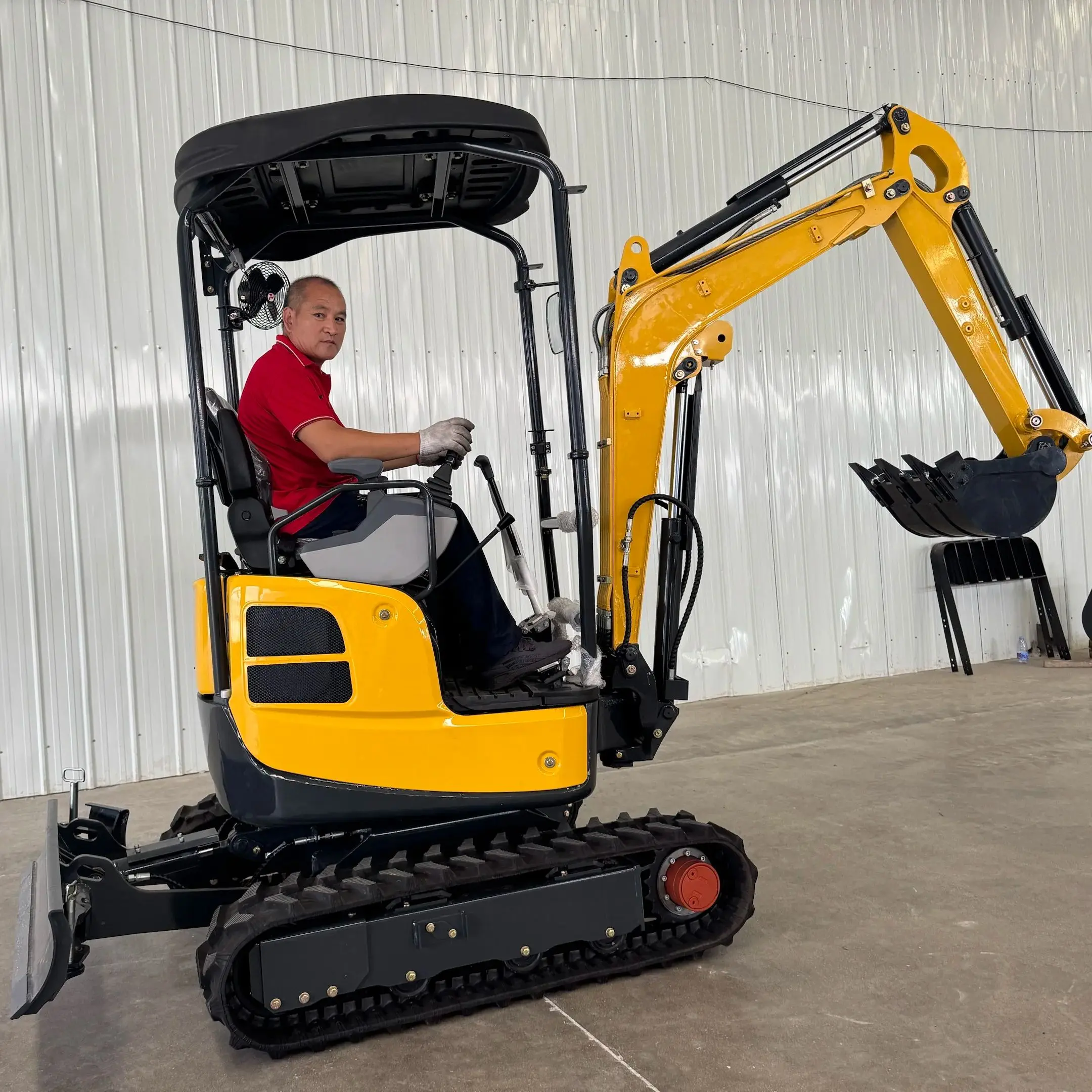 

1,8-тонный 2-тонный небольшой гидравлический гусеничный экскаватор со стабильной производительностью и гарантия 1 год для двигателя и сердечника электронасоса.