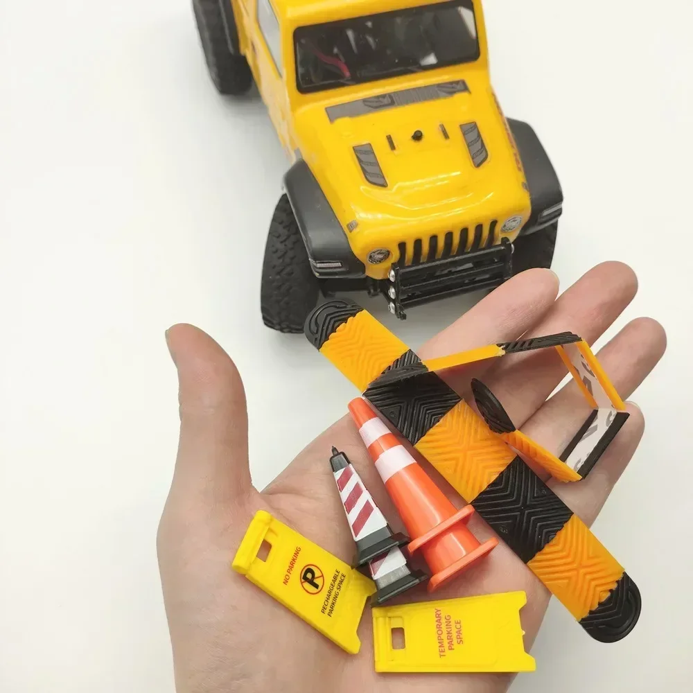 

1/18 1/24 RC Car Speed Bump Traffic Signs Roadblock Decoration for TRX4M Axial SCX24 FCX24 1:18 1:24 RC Crawler Car Parts
