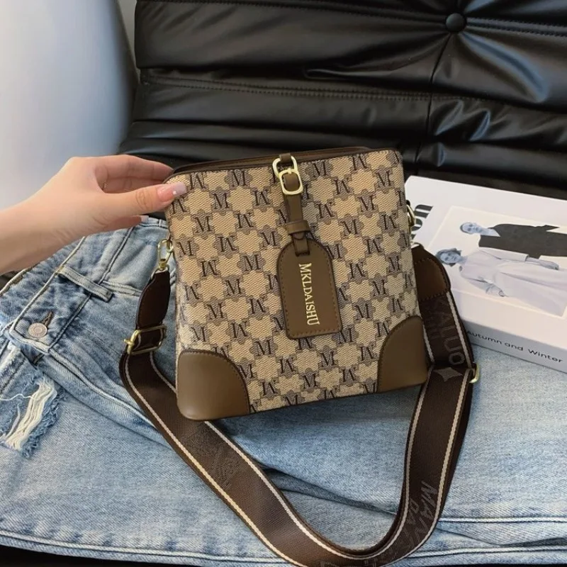 

New Model Transparent PVC Detail Women Handbag Modern Underarm Shoulder Bag For Trendy Fashionistas