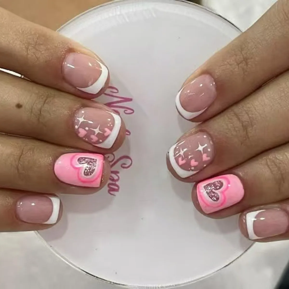 24-delige korte vierkante nagels set druk op roze luipaardprint hart kunstnagels gouden glanzende poedergradiënt draagbare nepnagels tips