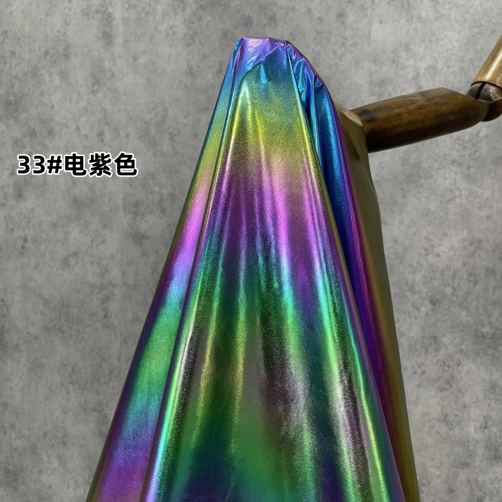 紫色のグラデーション光沢生地 光沢のある防水PUレザー ホットスタンプ加工 縫製ステージ衣装 おしゃれなスカートとパンツ生地
