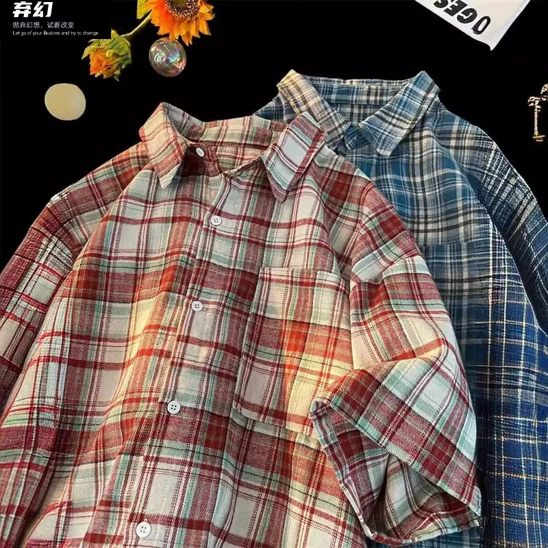 

Retro short -sleeved shirt Male 2024 summer new loose large size, trendy casual lattice half -sleeved clothes