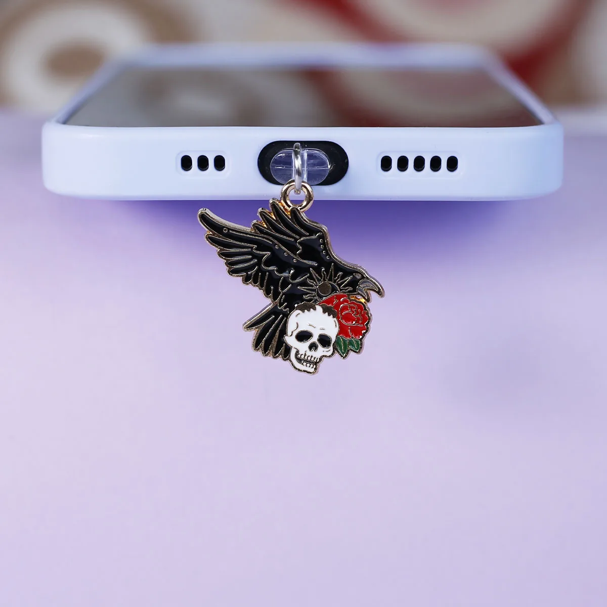 1 Stück Kunstvoller Rosen-Totenkopf-Krähen-Mond-Knochen Staubschutz-Anhänger für Mobiltelefone, Zubehör-Dekoration für iPhone und Type-C-Anschlüsse, Geschenk-Schlüsselband – Detail 18