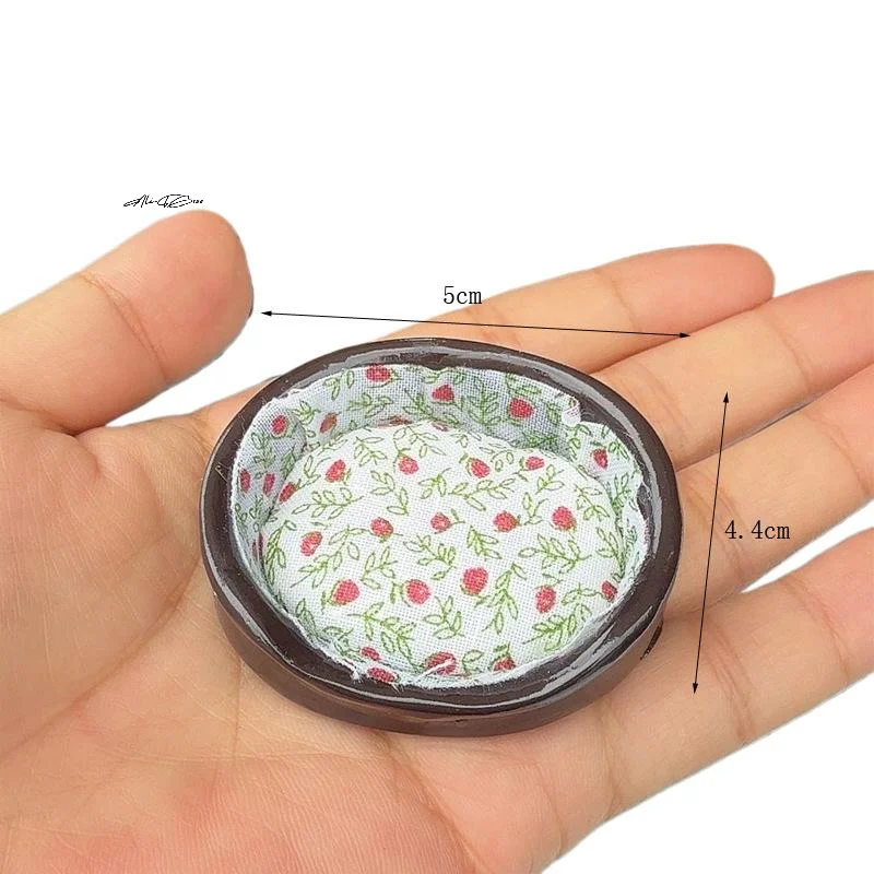 บ้านสุนัขจิ๋วขนาด 1/12 พร้อมเตียงนอนลายดอกไม้ ของเล่นสะสมสำหรับนักสะสม (1 ชิ้น)