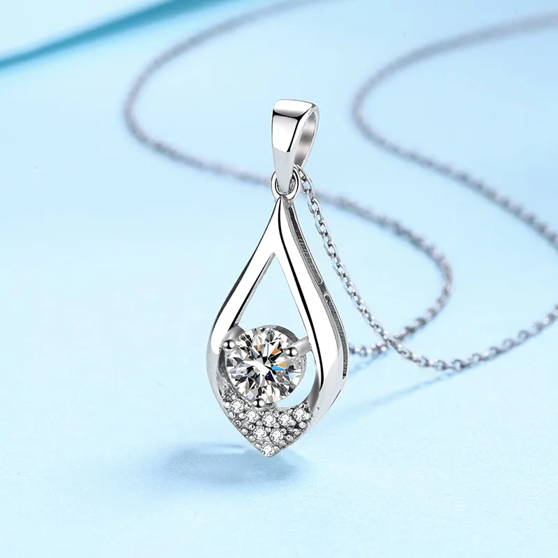 0.5 Carat Women's Moissanite Pendant Clavicle Chain in PT950 Platinum Lightweight Comfortable Jewelry for Daily Wear