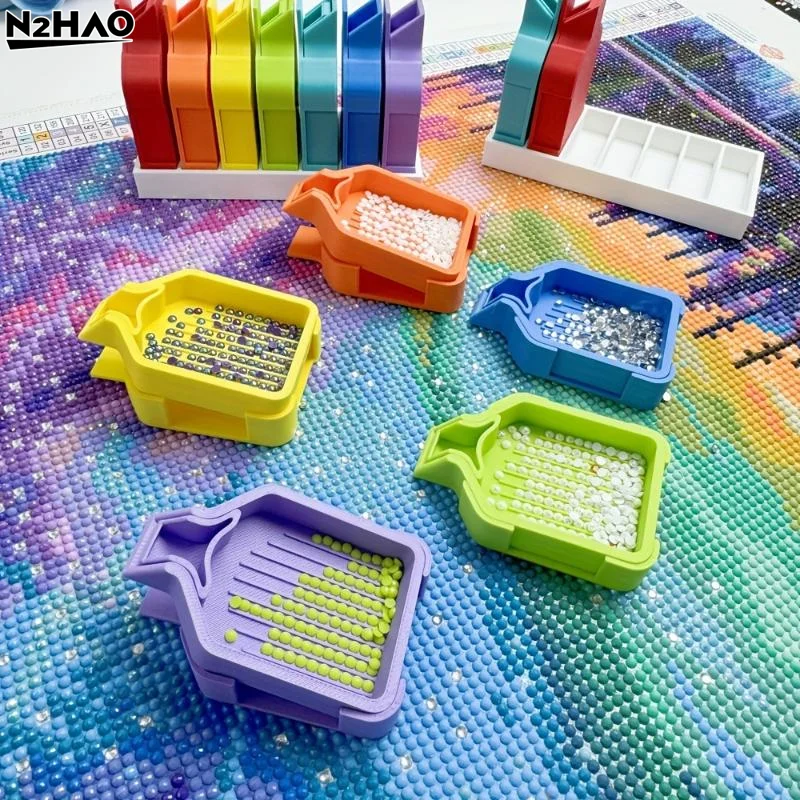 

Набор из 8 предметов: разноцветные мини-лотки для алмазной мозаики и коробка для хранения, 7 лотков для алмазной мозаики с крышками и заглушками, 1 коробка для хранения