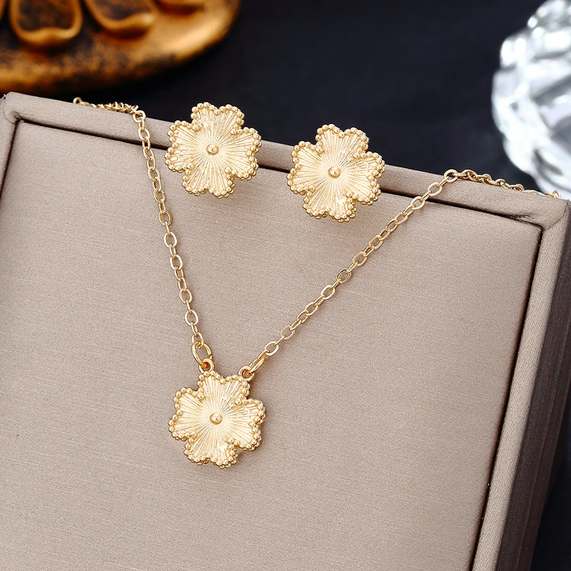 Lucky Four Leaf Clover Pendant Necklace for Women Luxury Vintage Gold Color Clavicle Chain Leaf Necklace Fashion Jewelry Sets