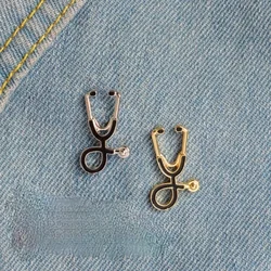 Broche de estetoscopio Delysia King