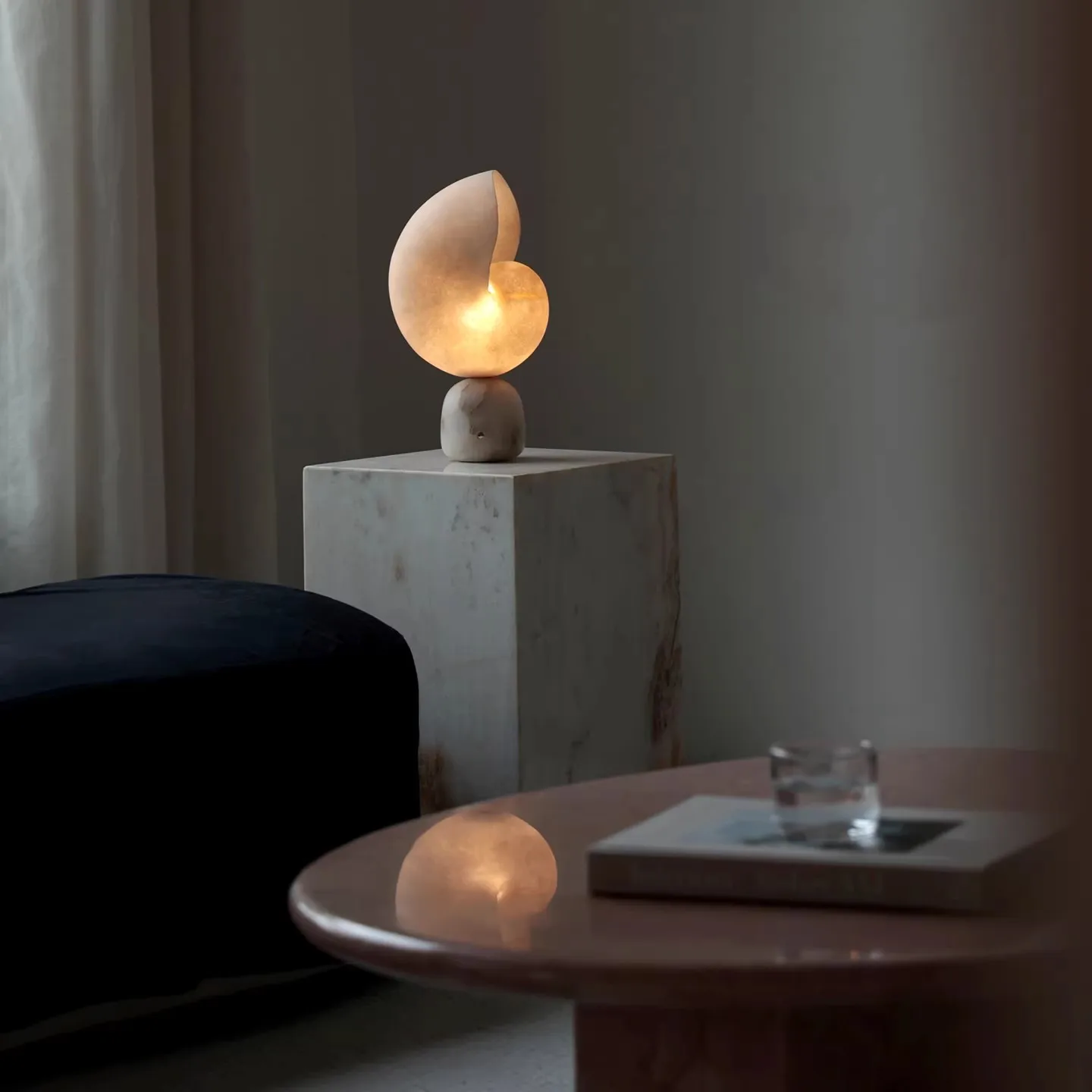 

Настольная лампа в скандинавском стиле для спальни, креативный дизайн в форме ракушки, с USB-зарядкой, сенсорное управление, декоративный светильник