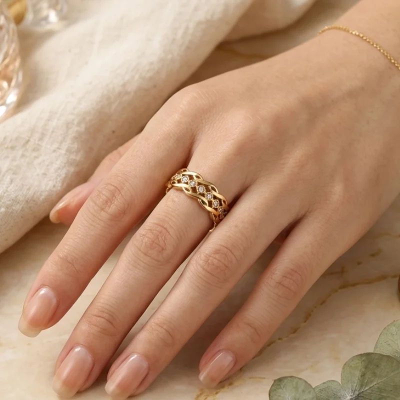 1 Piece of Stainless Steel Ring Plated with 18K Gold, Featuring Hollow Double-Layer Interwoven Design and Imitation Diamonds, Vintage Wave Wide Band Ring Suitable for Women's Daily Wear