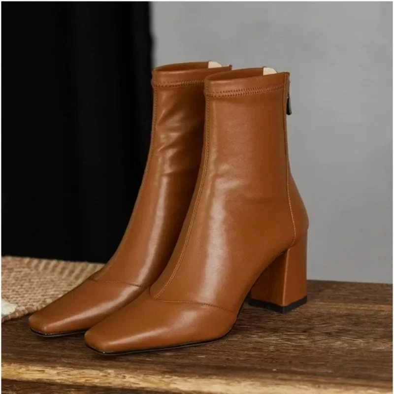 Botas de cuero con cremallera trasera para mujer, zapatos de tacón alto cuadrado, puntiagudos, color negro, blanco y marrón, novedad de 2023