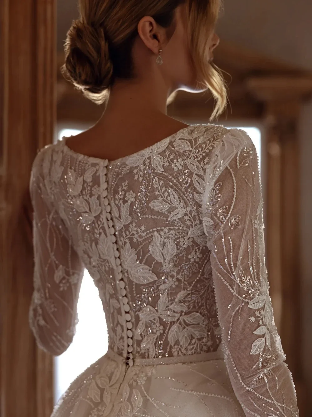 ชุดคลุมเจ้าสาวแบบสั่งตัดพิเศษของ Flavinke คอทรงโอ แขนยาว ประดับเลื่อมและมุก ชุดแต่งงานแบบแอพพลิเคชั่น ชุดคลุมเจ้าสาวสำหรับงานแต่งงาน