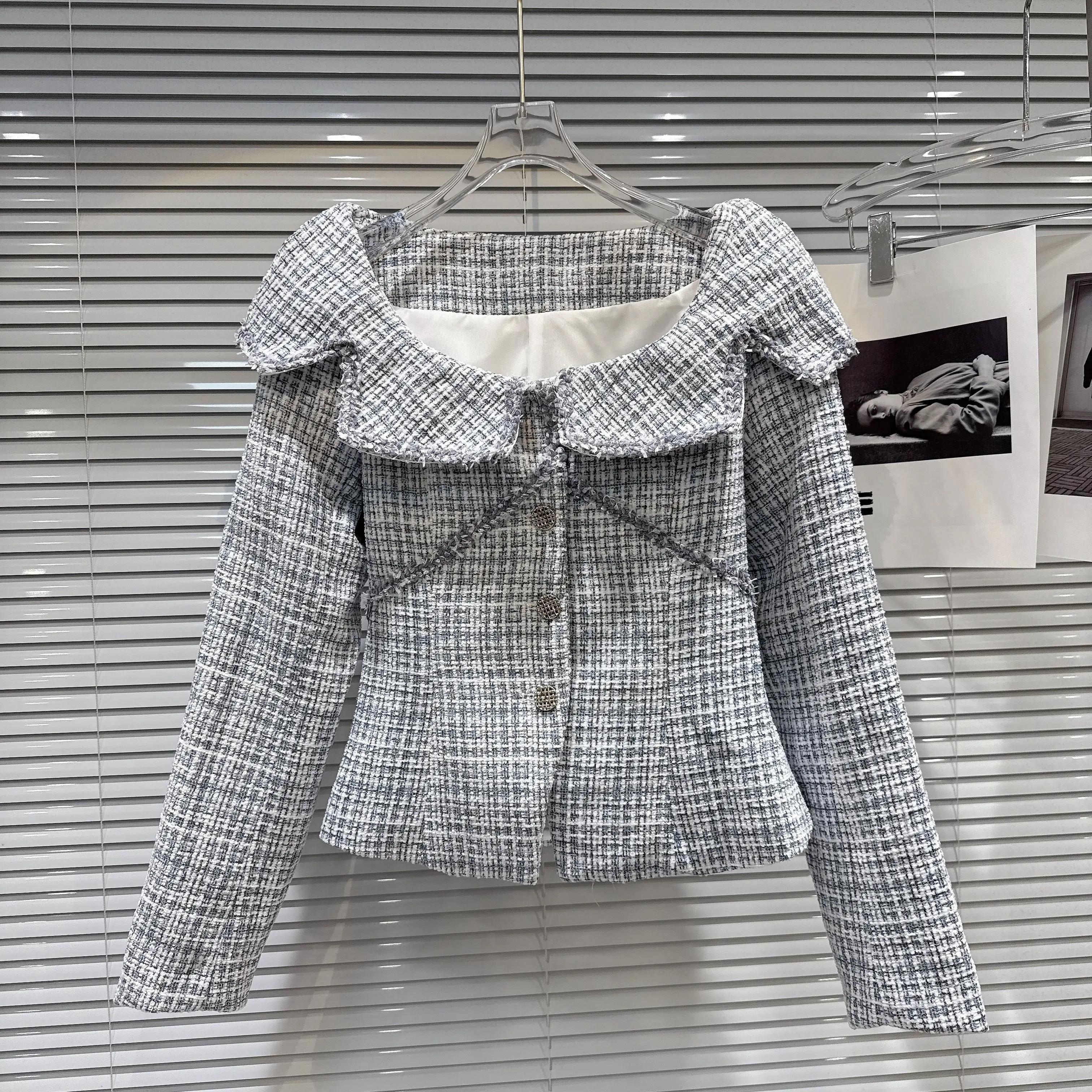 

2025 Autumn New Arrival Women's Chic Tweed Style Low-Cut Lapel Plaid Tweed Waist-Cinched Short Jacket