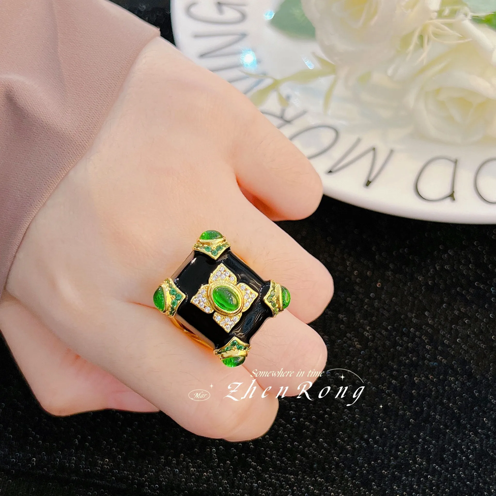 Foydjew European American Retro Emerald Green Gem Rings Art Deco Style Plated 18K Gold Enamel Glaze Black Onyx Ring For Women