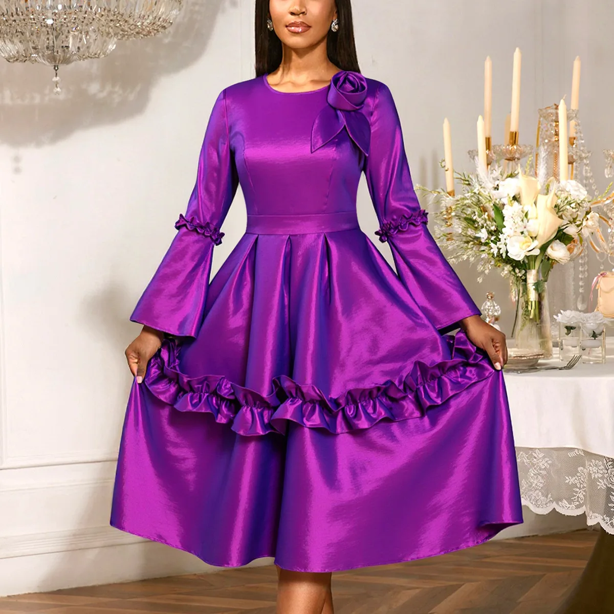 

Модное платье с объемными цветочными аппликациями, рукавами-трубами, рюшами по подолу, приталенное, стройнящее, для вечеринок