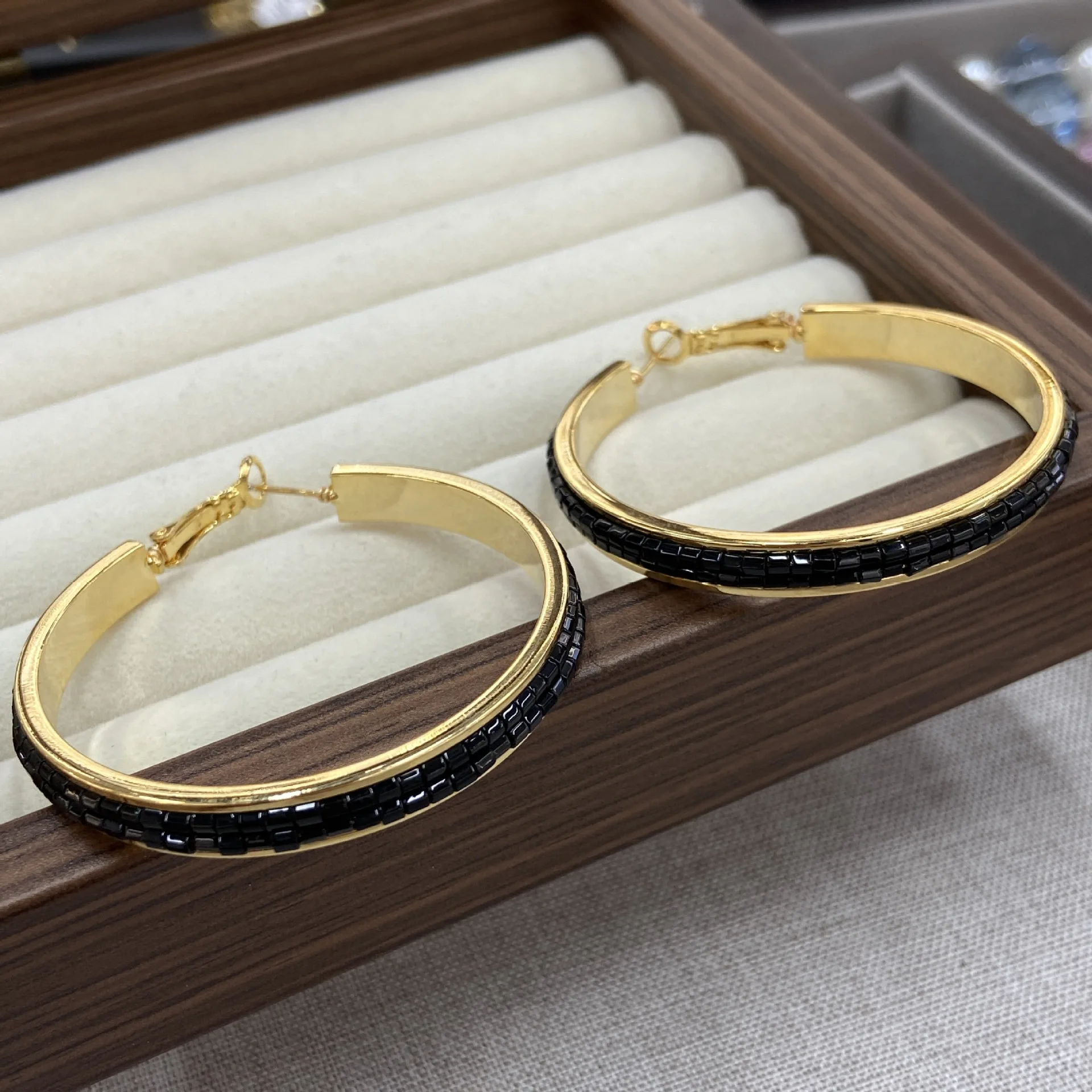 Black Gold Contrast Large Hoop Earrings for Women Luxury Circle Earrings Retro High Sense Face Slimming Temperament Ear Jewelry