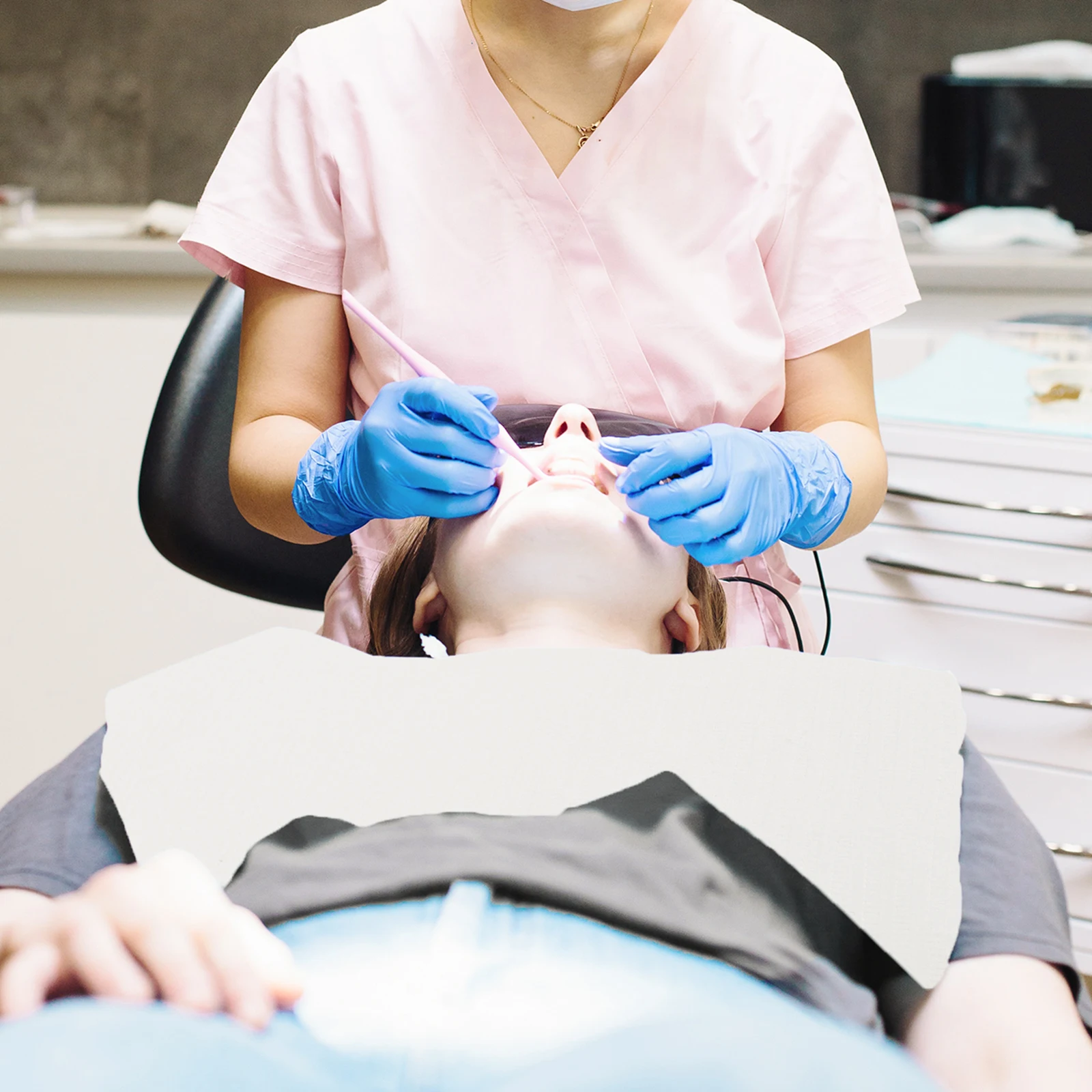 

125 шт. одноразовые стоматологические нагрудники, коврик для слюны, чехлы для стола, устойчивые к разрыву, защита от перекрестных инфекций, коврик для ухода, практичная больница