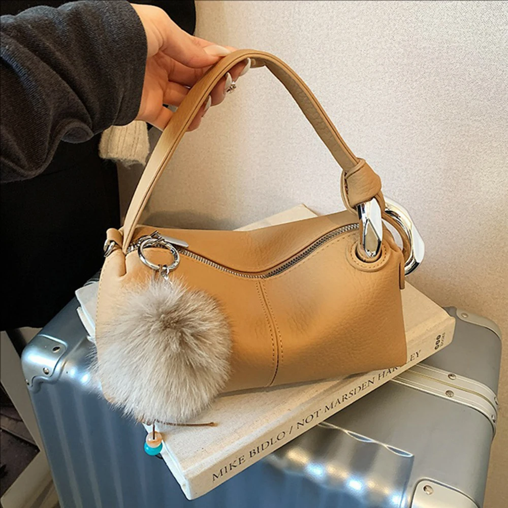 

Женская сумка кросс-боди 2026: Новинка с каменным узором, модная универсальная сумка, плюшевый брелок, повседневный стиль вестерн, сумка на одно плечо