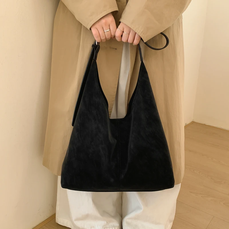 

Luxury Ladies Shoulder Bag Made of Premium Leather Boasting Paris High-End Vintage Neat Look