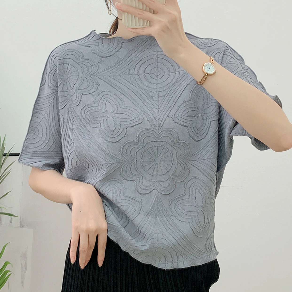 

YUDX Miyake Pleated Short-sleeved T-shirt Women's Spring Summer 2023 New Bottoming Shirt Thin Fashion Blouse Short Embroidered