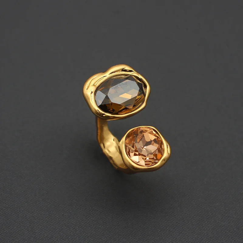 Vintage-inspired Plain Band Ring with Adjustable Opening, Featuring A Large Gemstone Setting and Natural Stone Embellishments