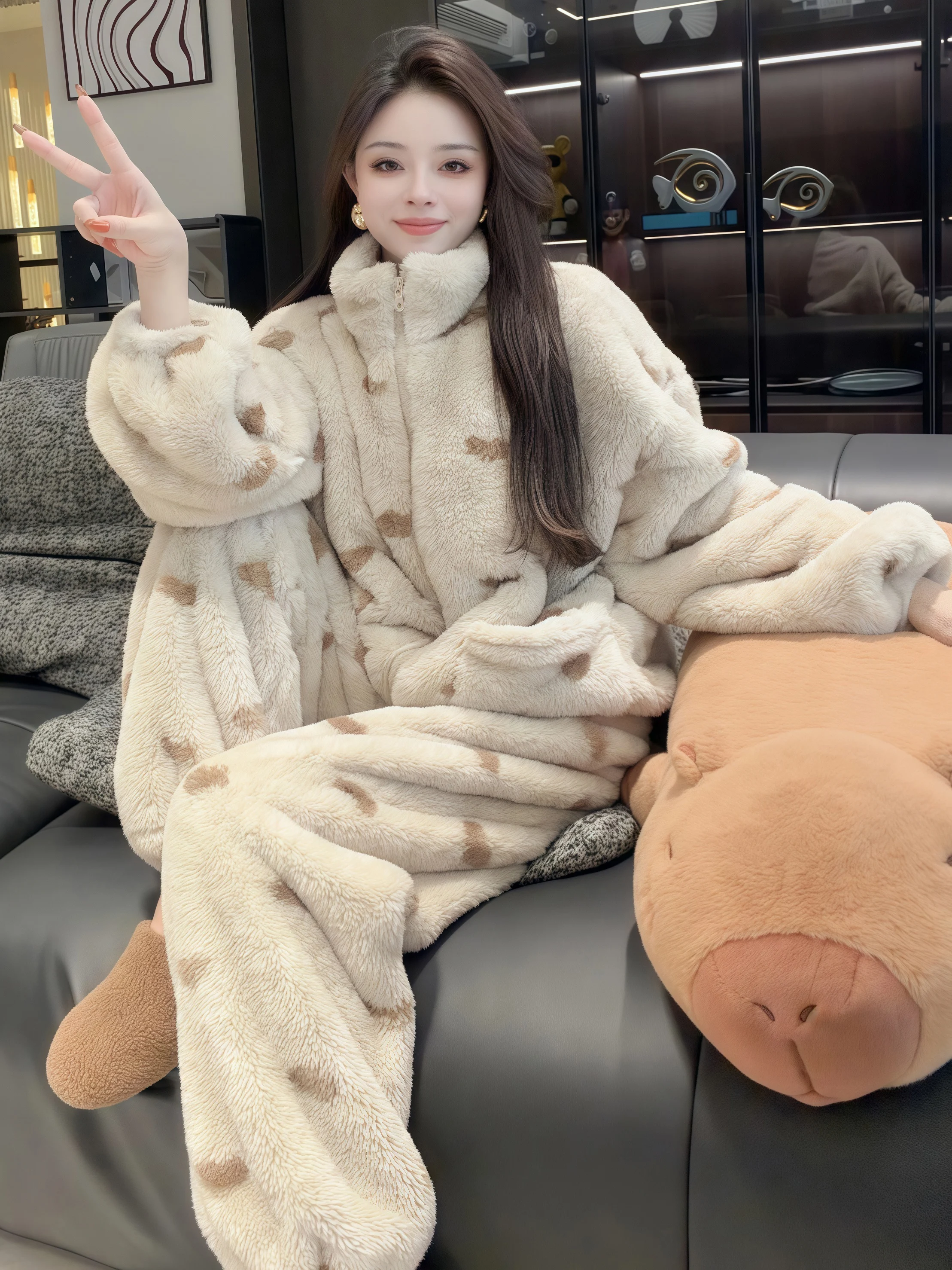 

Утепленный комплект домашней одежды из кораллового флиса для женщин: повседневный домашний костюм с высоким воротником, длинными рукавами и брюками с высокой талией, теплый зимний вариант.