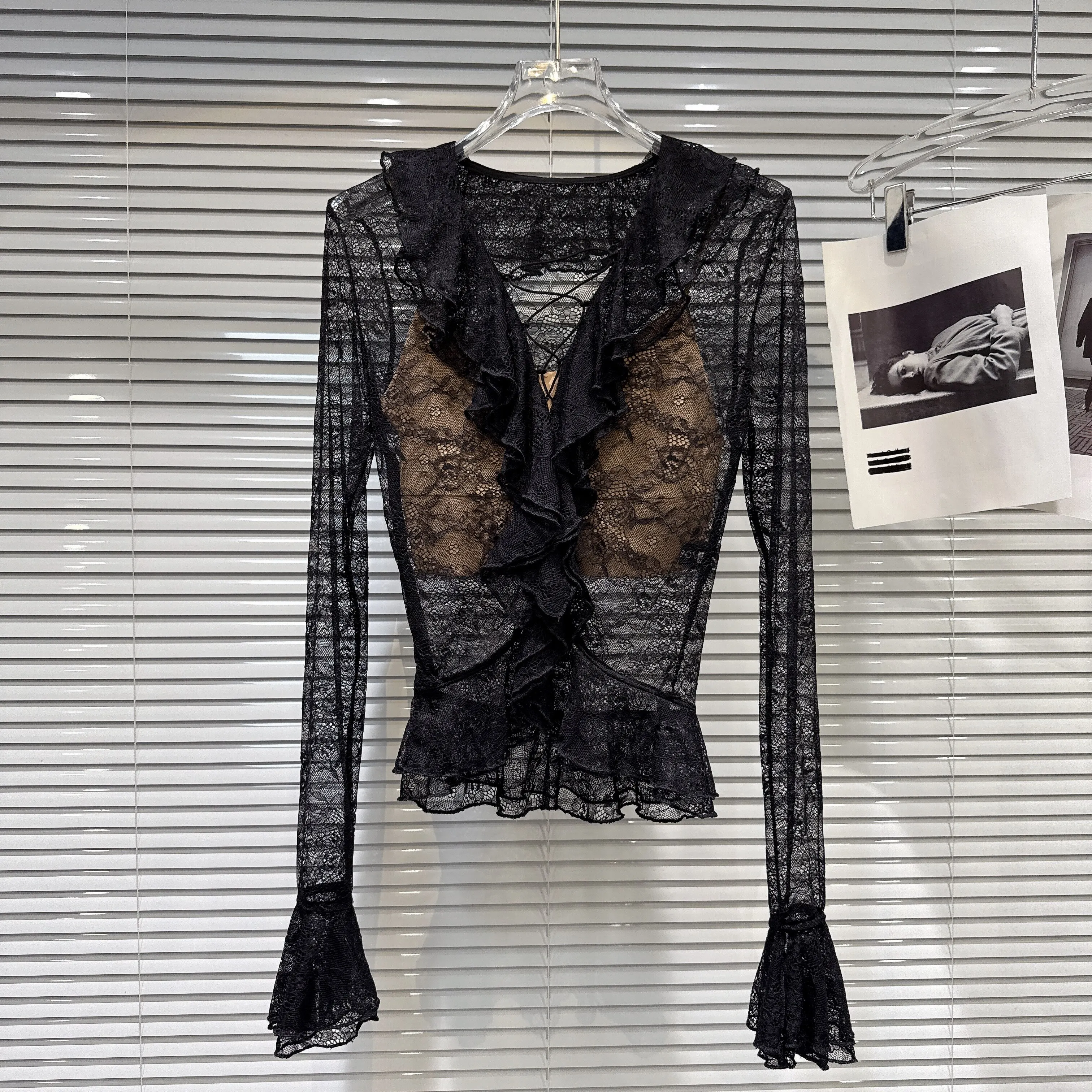 

Gagarich, мода 2026, весенний новый сексуальный горячий топ для девочек с v-образным вырезом и рюшами по краям, тон кожи с кружевным топом на бретельках, маленькая рубашка, топ