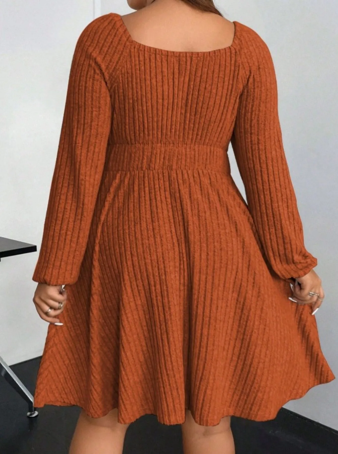 Plus-Size Damen Geripptes Strickkleid mit Quadratischem Ausschnitt, Vorderseitiger Bindung, Langen Ärmeln, Hoher Taille, A-Linie, Lässiges Kurzes Herbstkleid – Detail 2