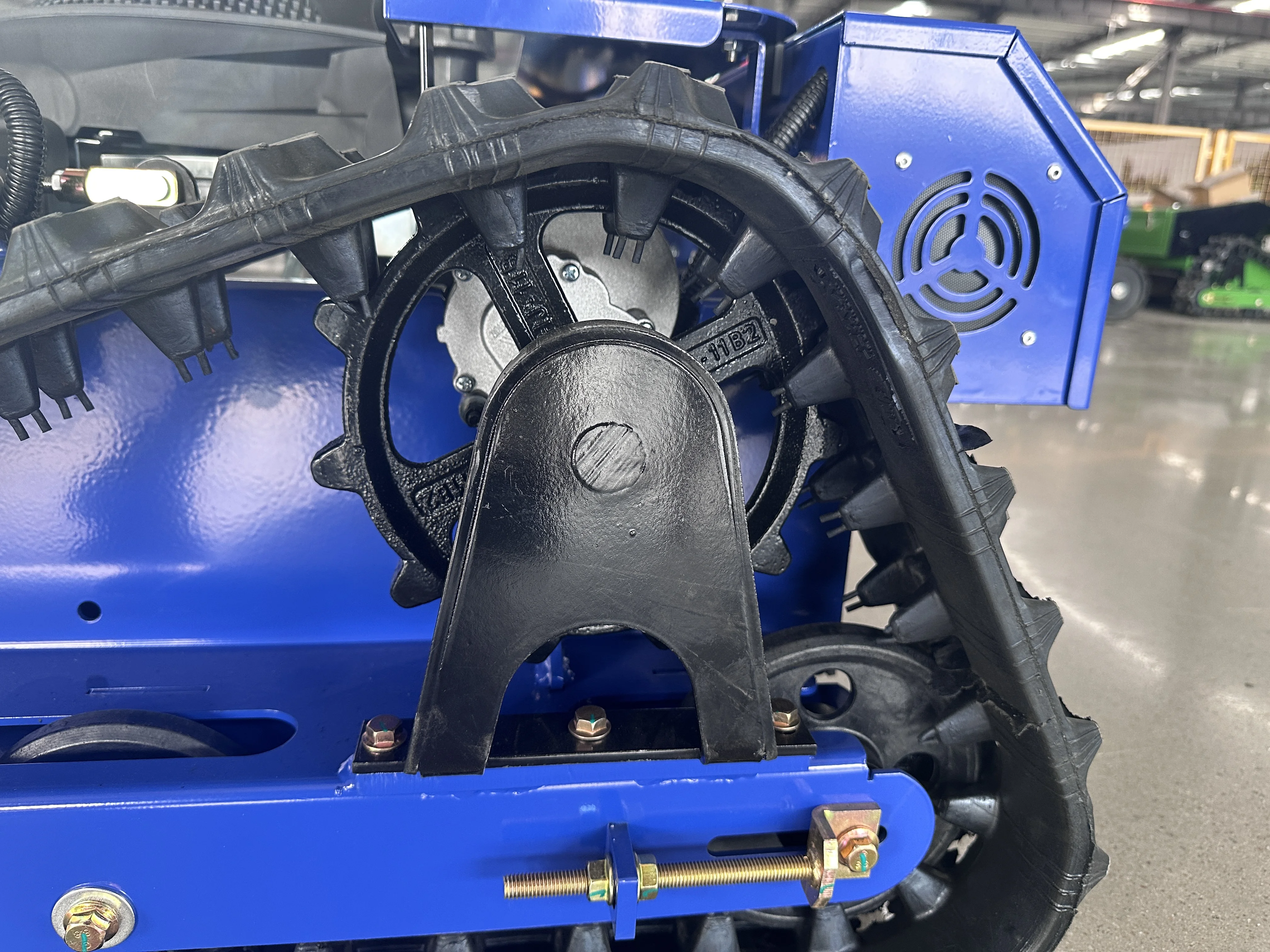 

Customized All-Terrain Lawn Mower with Snow Plow, Popular Orchards and land Reclamation, Tracked All-Terrain, 500mm Cutting Widt