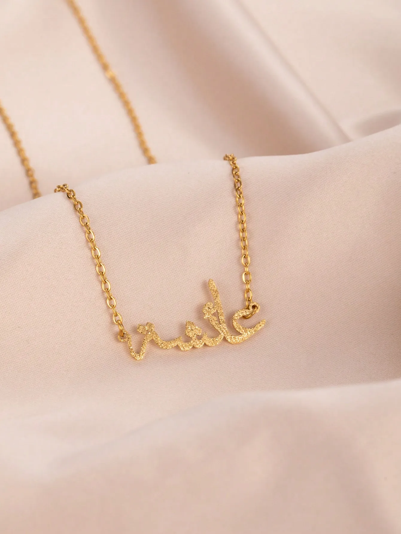 จี้สร้อยคอรูปผีเสื้อ DOREMI ของขวัญเครื่องประดับเคลือบด้าน สร้อยคอแบบกำหนดเองพร้อมชื่อภาษาอาหรับและรูปผีเสื้อ