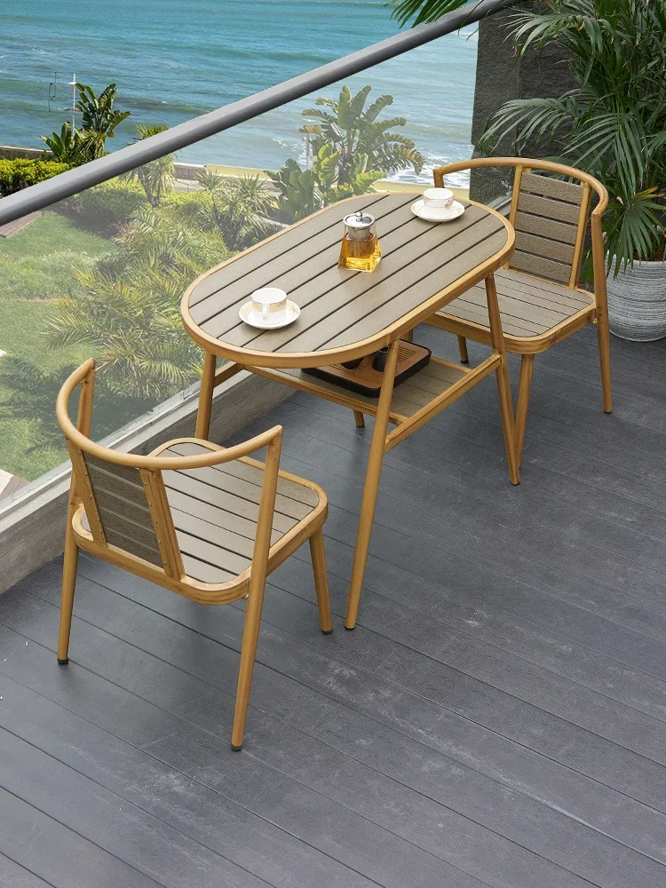 

Балкон кафе из трех частей для отдыха на открытом воздухе, современные простые небольшие столики и стулья во дворе