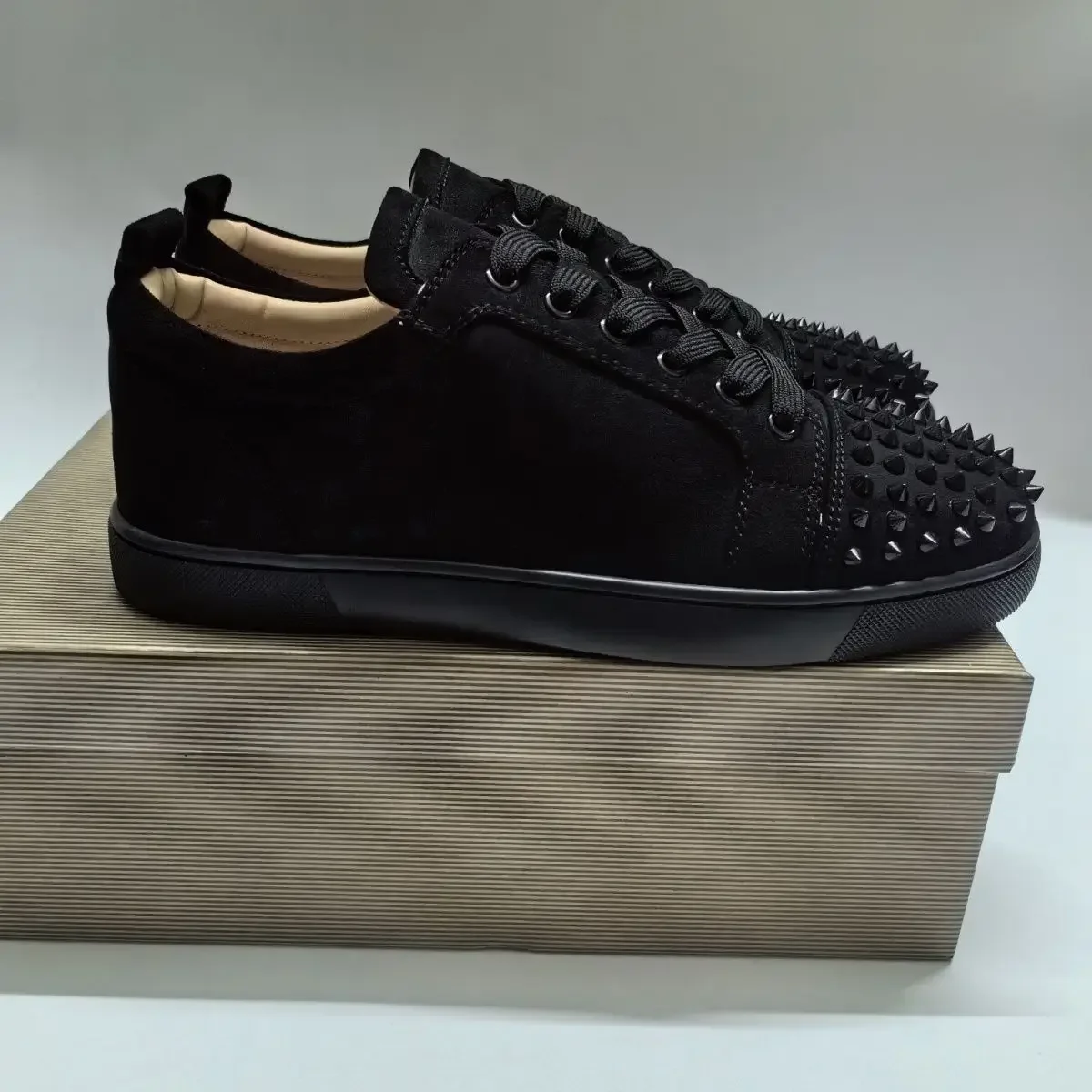 

2025 New Men's Fashion Low-cut Black Rivet Casual Shoes High Street Men's Lace-up Round-headed Casual Shoes with Red Shoes