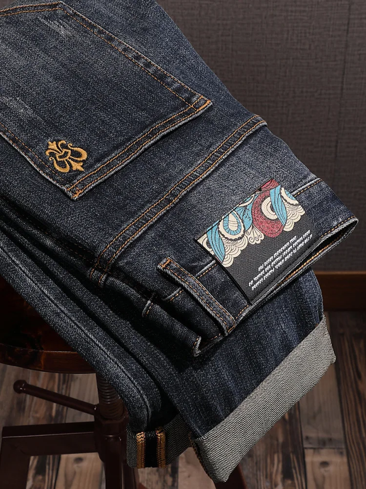 20252024 Nuevos pantalones vaqueros estampados bordados para hombres, pantalones largos rectos ajustados elásticos versátiles de moda de lujo ligero