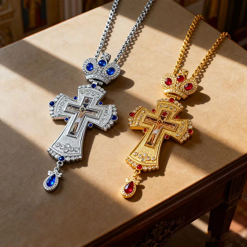 Neues vergoldetes orthodoxes Brustkreuz mit roten Kristallakzenten und Kruzifix-Ikone, hochwertiger liturgischer Schmuck für Priester. – Detail 1