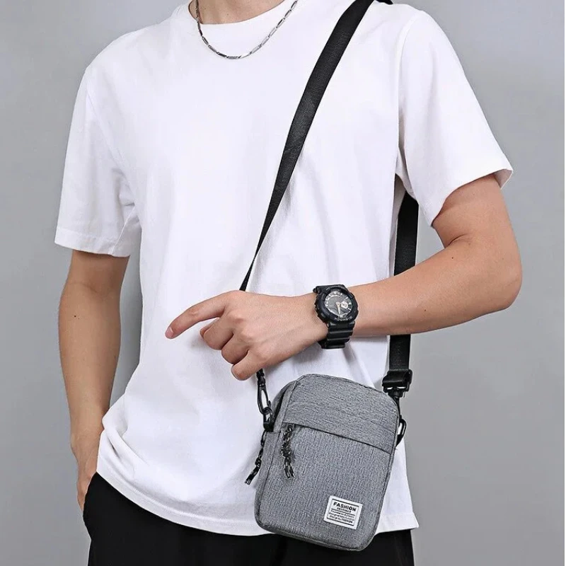 Men's bag, available in single shoulder or cross-body design, suitable for daily use during school. Made of nylon material.
