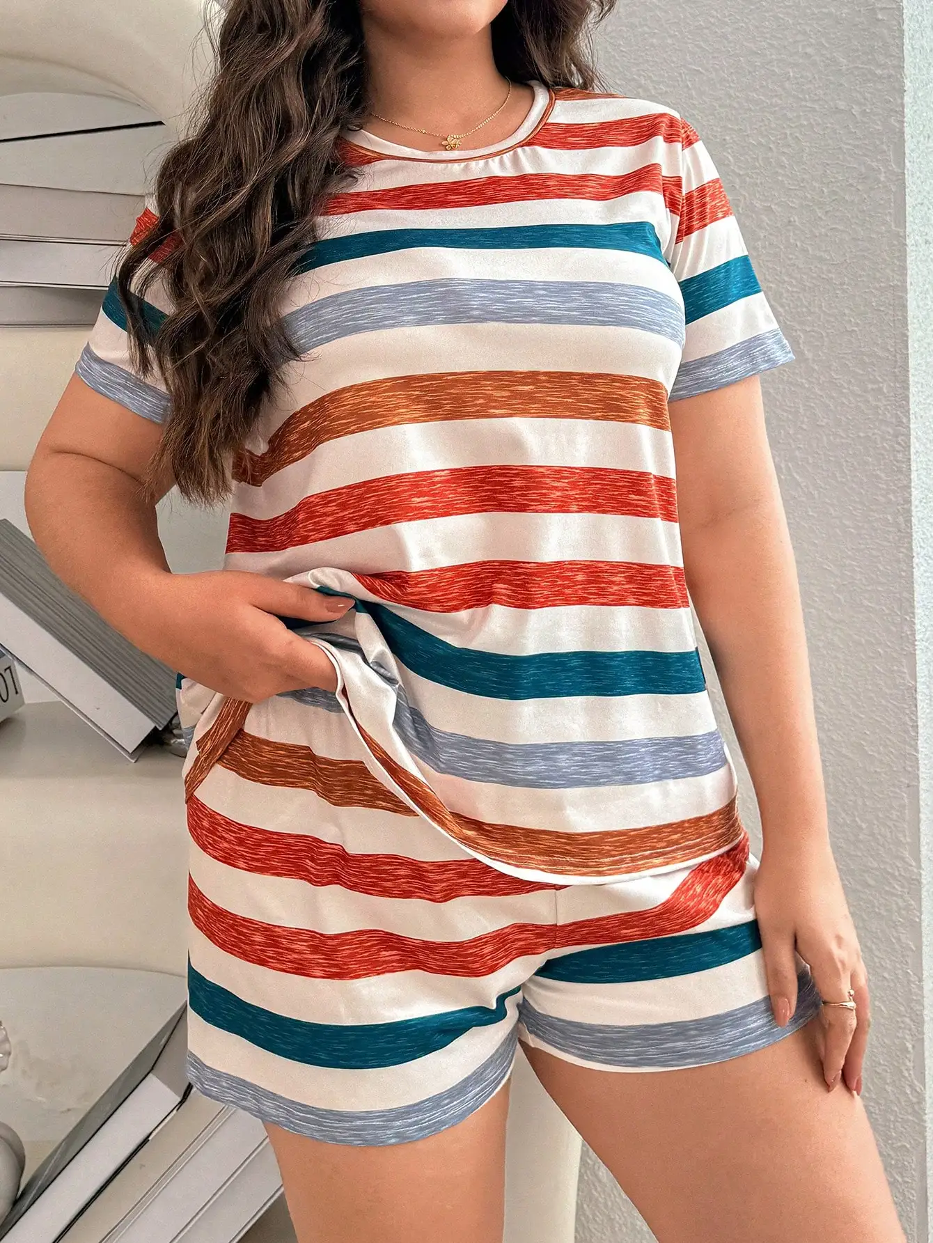 

Женский пижамный комплект больших размеров с короткими рукавами и шортами в полоску