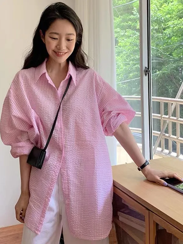 

Летняя новинка 2025: женская солнцезащитная рубашка средней длины из пузырчатого хлопка в полоску, свободного кроя, с классическим воротником