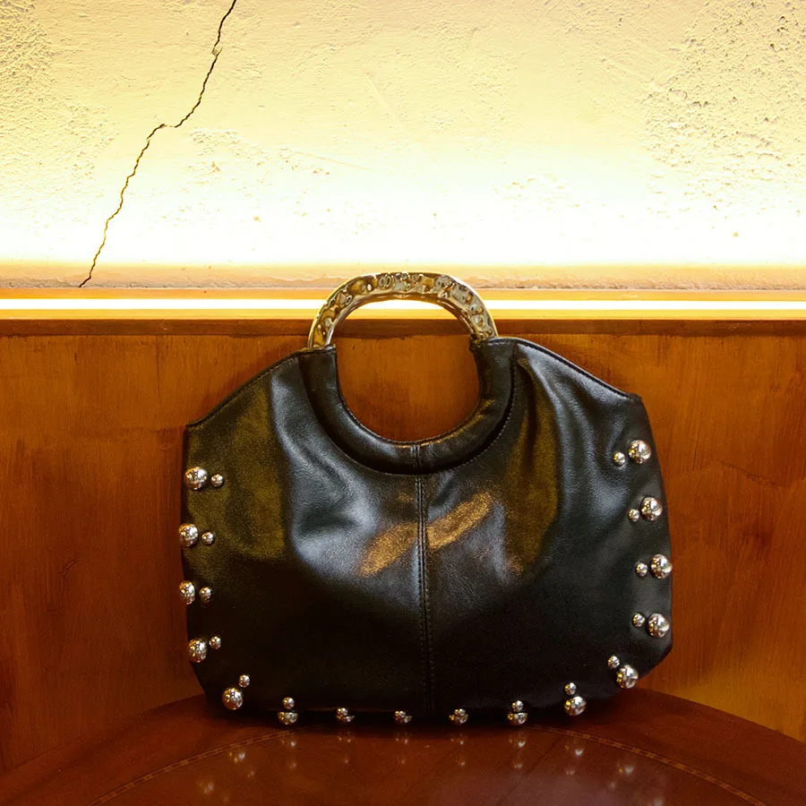

Retro black soft leather handbag, metal round beads, rivets embellished with gloss, relaxed atmosphere, commuter and leisure bag