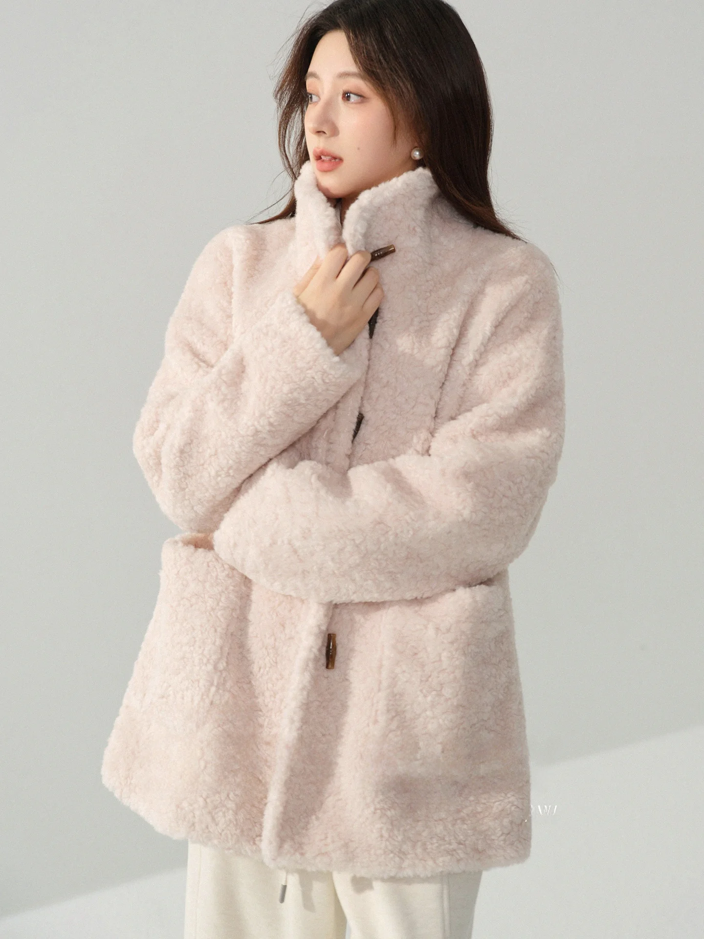 

Пальто из искусственного меха с воротником-стойкой, средней длины, женское, зимнее, теплое, повседневное, из полиэфирного волокна, с длинными рукавами, на пуговицах