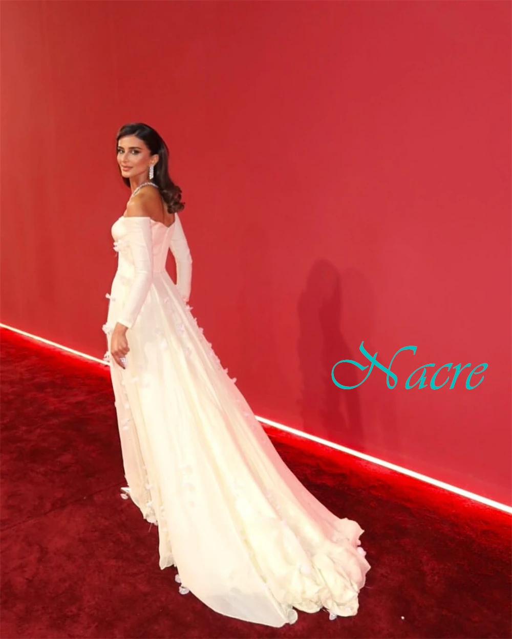 فستان سهرة رائع مخصص من الساتان برقبة قارب وزهور رقيقة للحفلات الراقصة فساتين فاخرة بأكمام طويلة للمناسبات الخاصة