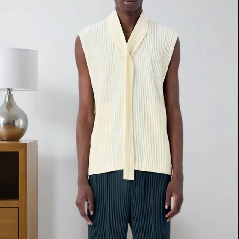 Miyake Pleated Undershirt Men's 2025 Spring Summer New Fold Casual Collar Sleeveless Tops Commuter Fashion Solid Pleat T-shirt