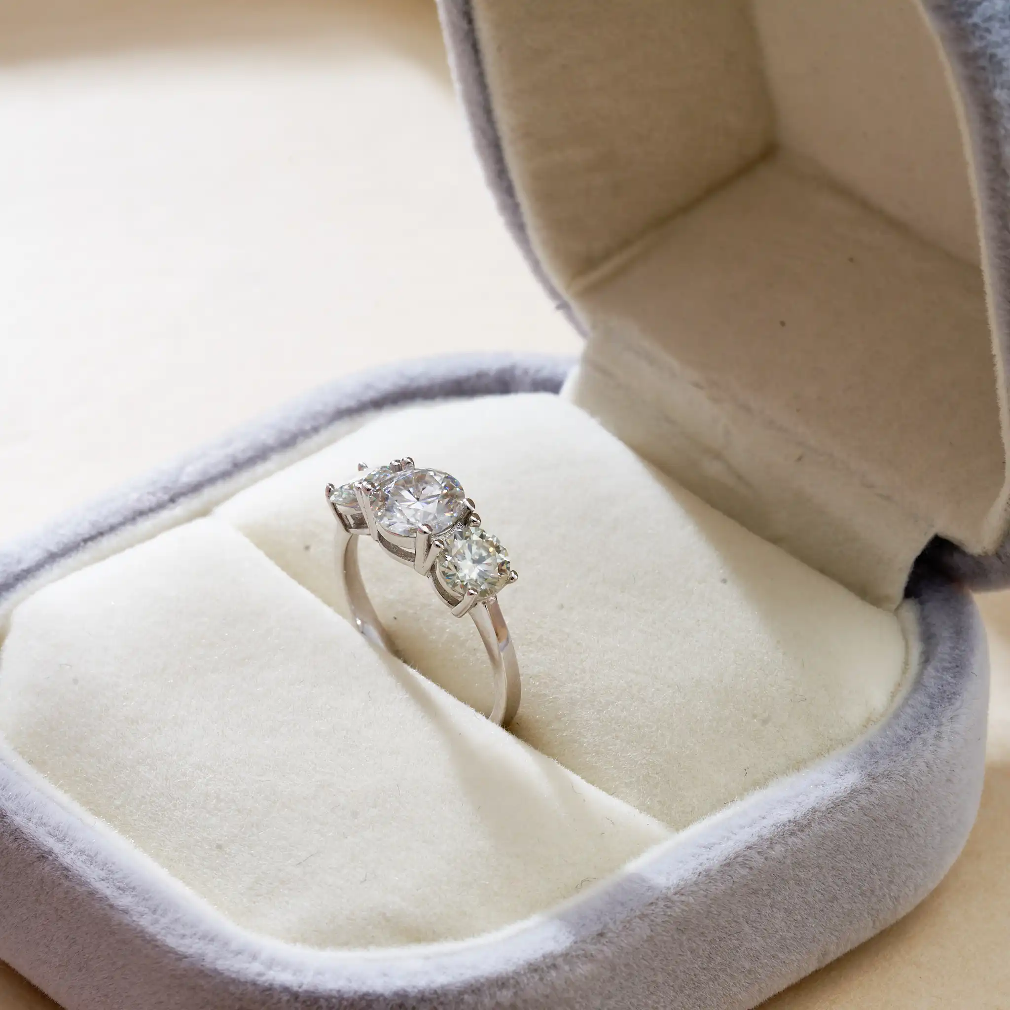 Gesamt 2,0 Karat 925 Silber Damen Mode Verlobungsringe Rundschliff 6,5mm/8mm Moissanit Drei-Stein-Ring für Frauen Hochzeit – Detail 6