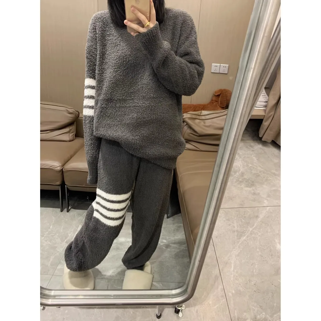 

Серо-белый полосатый женский костюм из полуфлиса 2026 Зимний флисовый толстый пуловер с круглым вырезом + брюки Комплект домашней одежды из 2 предметов Пижамы