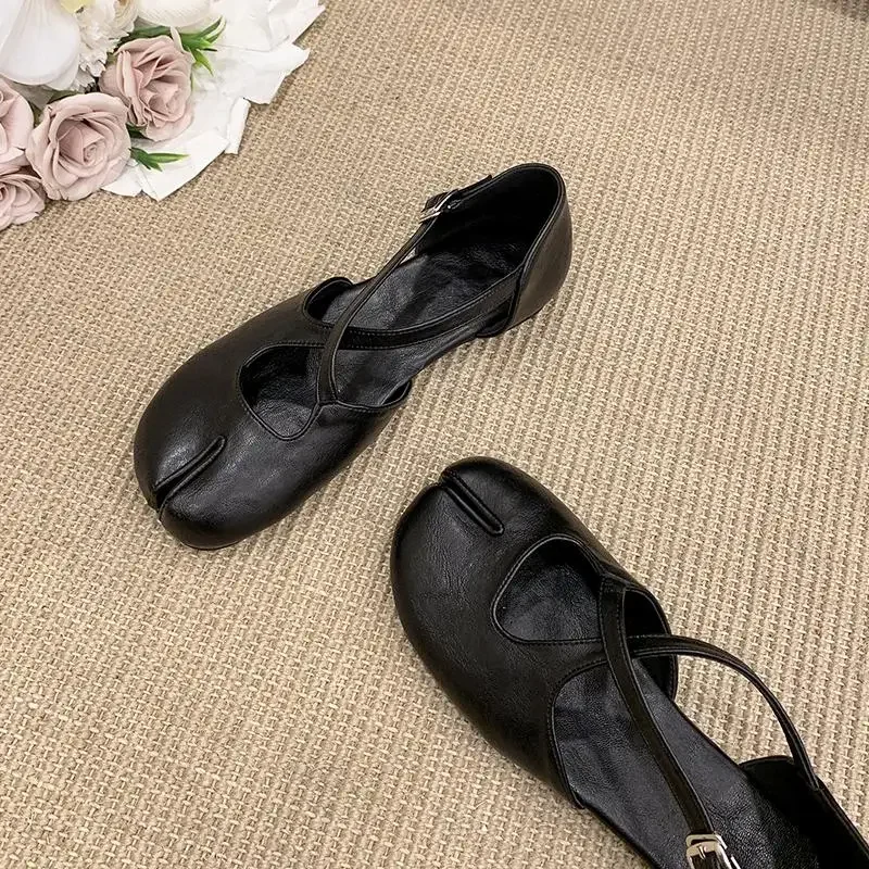 Y2K Cross-Strap Flachabsatz Tabi-Schuhe Damen Sommer 2026 Retro Metallschnalle Weiches PU-Leder Split-Toe Schuhe Damen Designer Sandalen – Detail 7