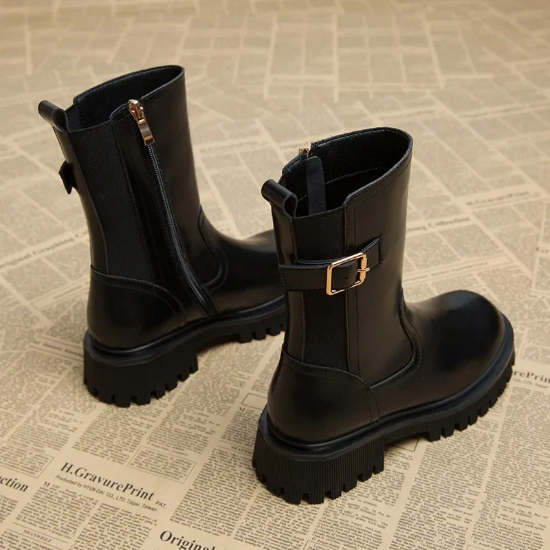 Botas de tornozelo femininas chiques com sola grossa e fivela de metal inverno 2024 nova chegada estilo europeu botas curtas com parte superior de borracha