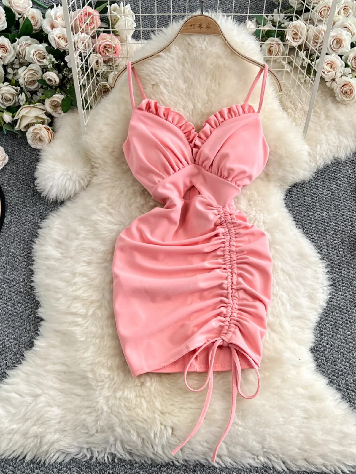 فستان Foamlina بحافة مكشكشة مثير ضيق فستان مفرغ للفتيات بقصة منخفضة فستان بحمالات للنوادي الليلية لصيف 2025 موضة كورية جديدة