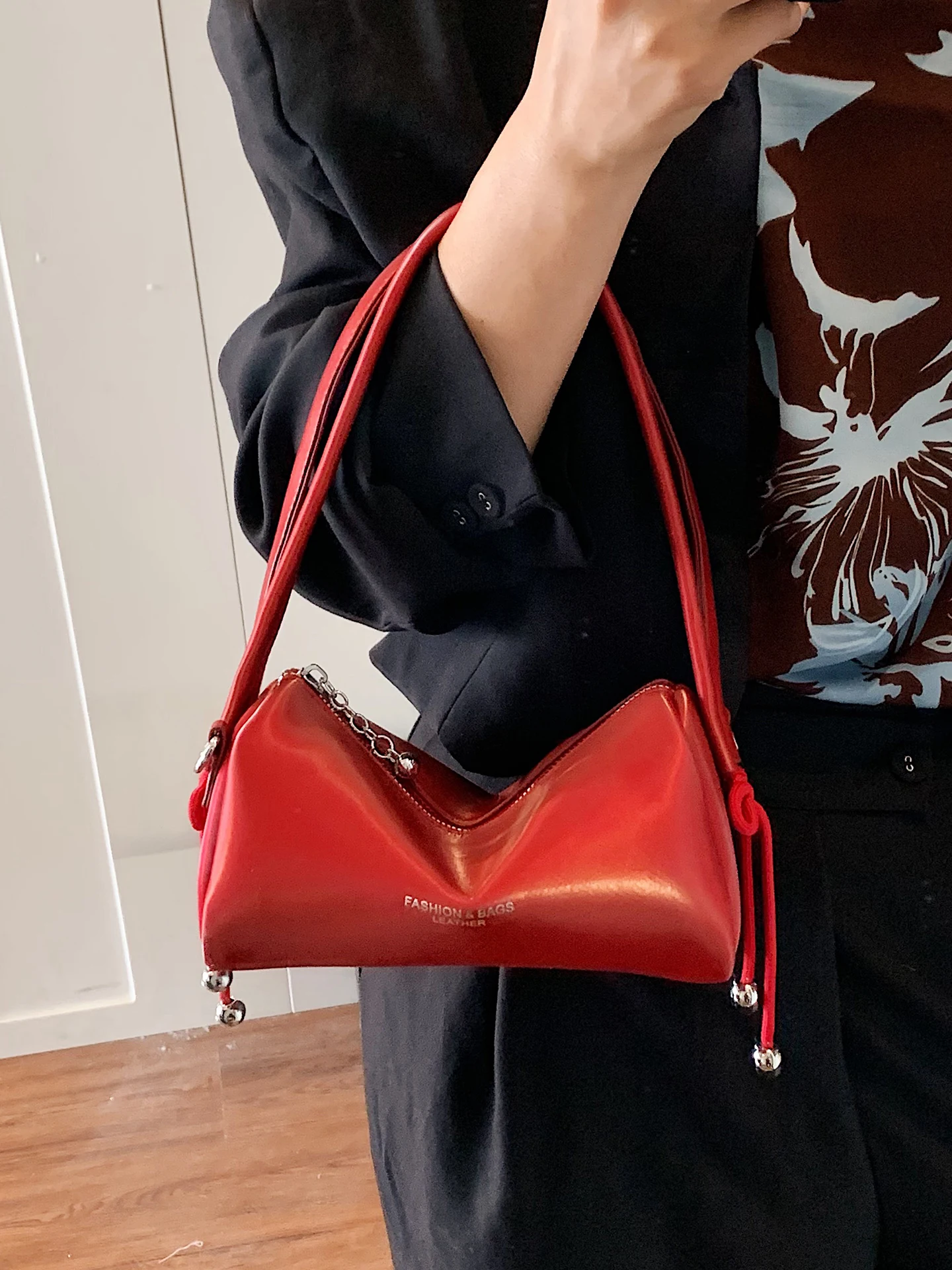 حقيبة وسادة حمراء للنساء لخريف وشتاء جديد بلون سادة وسحاب حقائب سفر بحروف من جلد البولي يوريثان حقيبة كروس أسطوانية #3