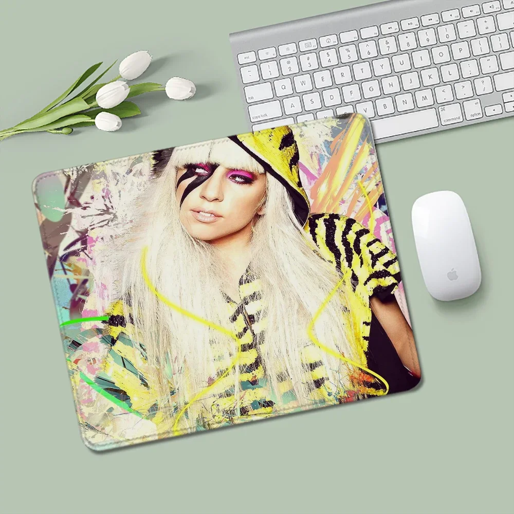 Lady Gaga Alas Mouse Komputer Alas Mouse Kecil Aksesori Gaming Karpet Kantor Aksesori Meja Lucu Alas Kantor Gamer Anime