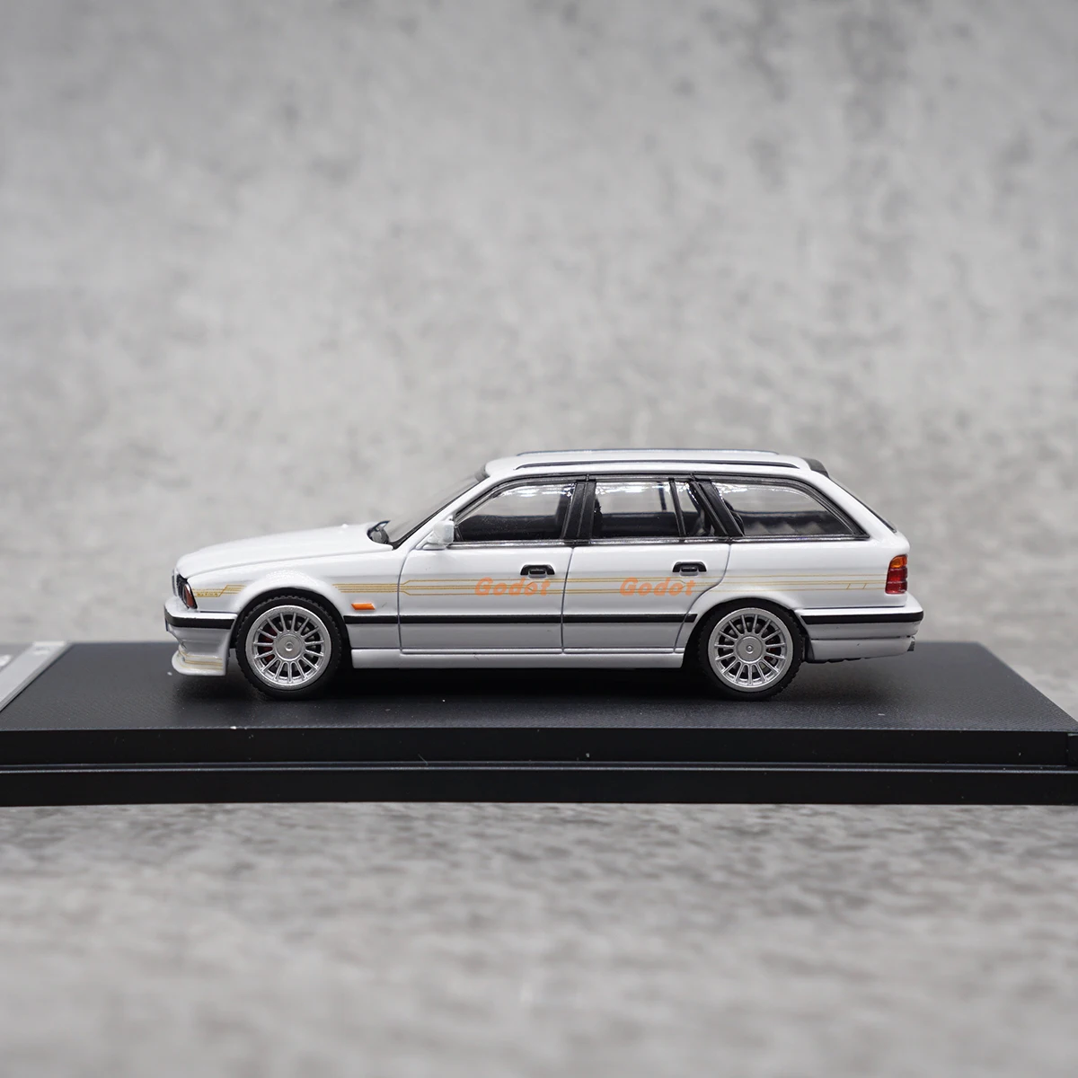 mortal-1-64-scale-diecast-alloy-white-bmw-e34-wagon-toys-cars-model-classics-nostalgia-adult-gifts-souvenir-static-display